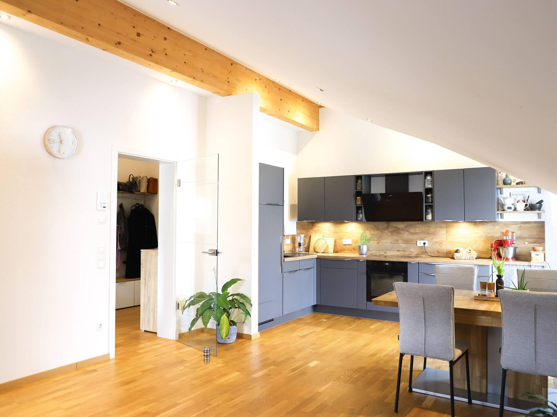 Moderne 3-Zimmer-Wohnung mit Balkon, Küche & Stellplätzen
