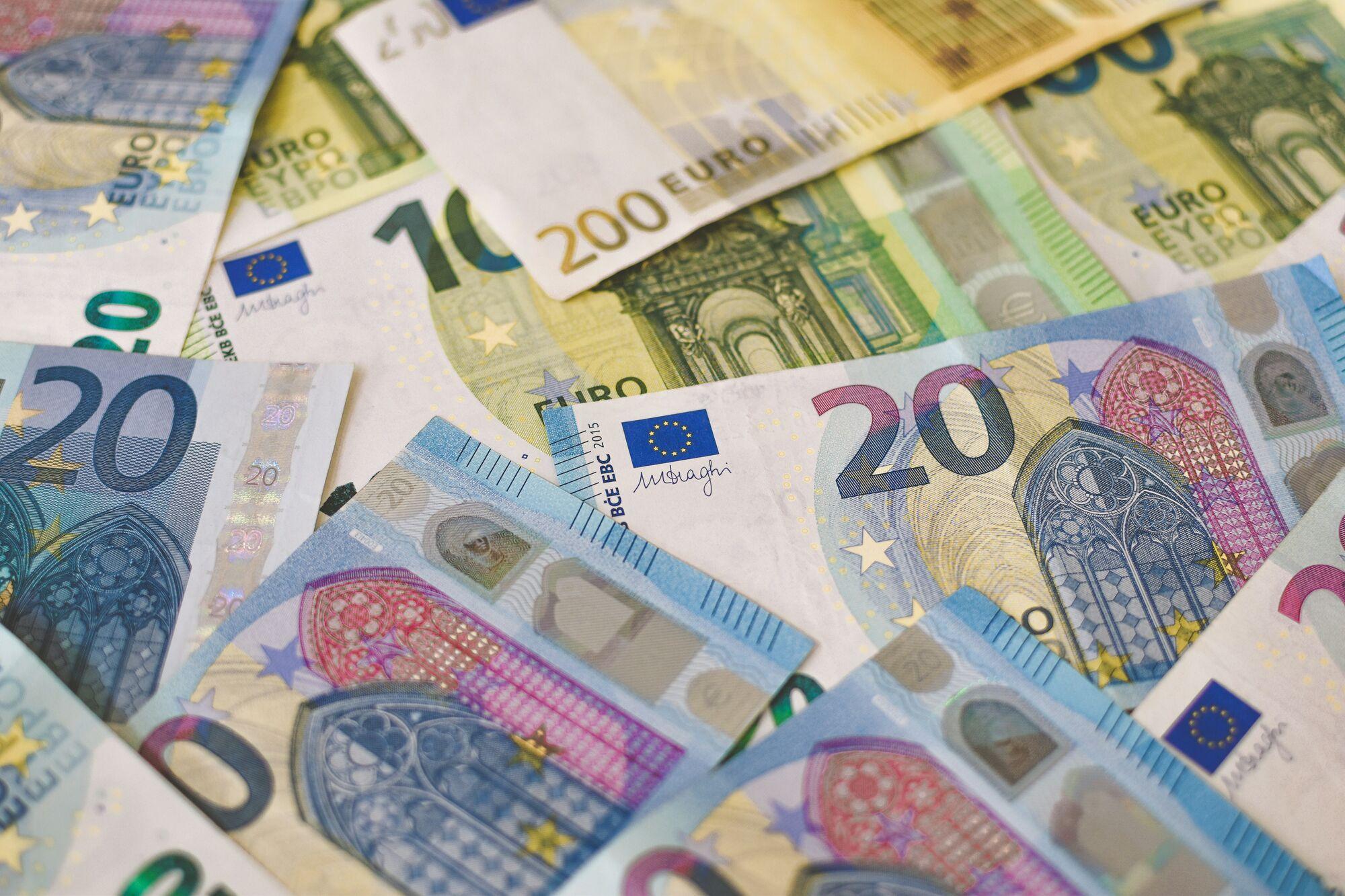 Euro-Geldscheine als Symbol für die Kosten einer Immobilie