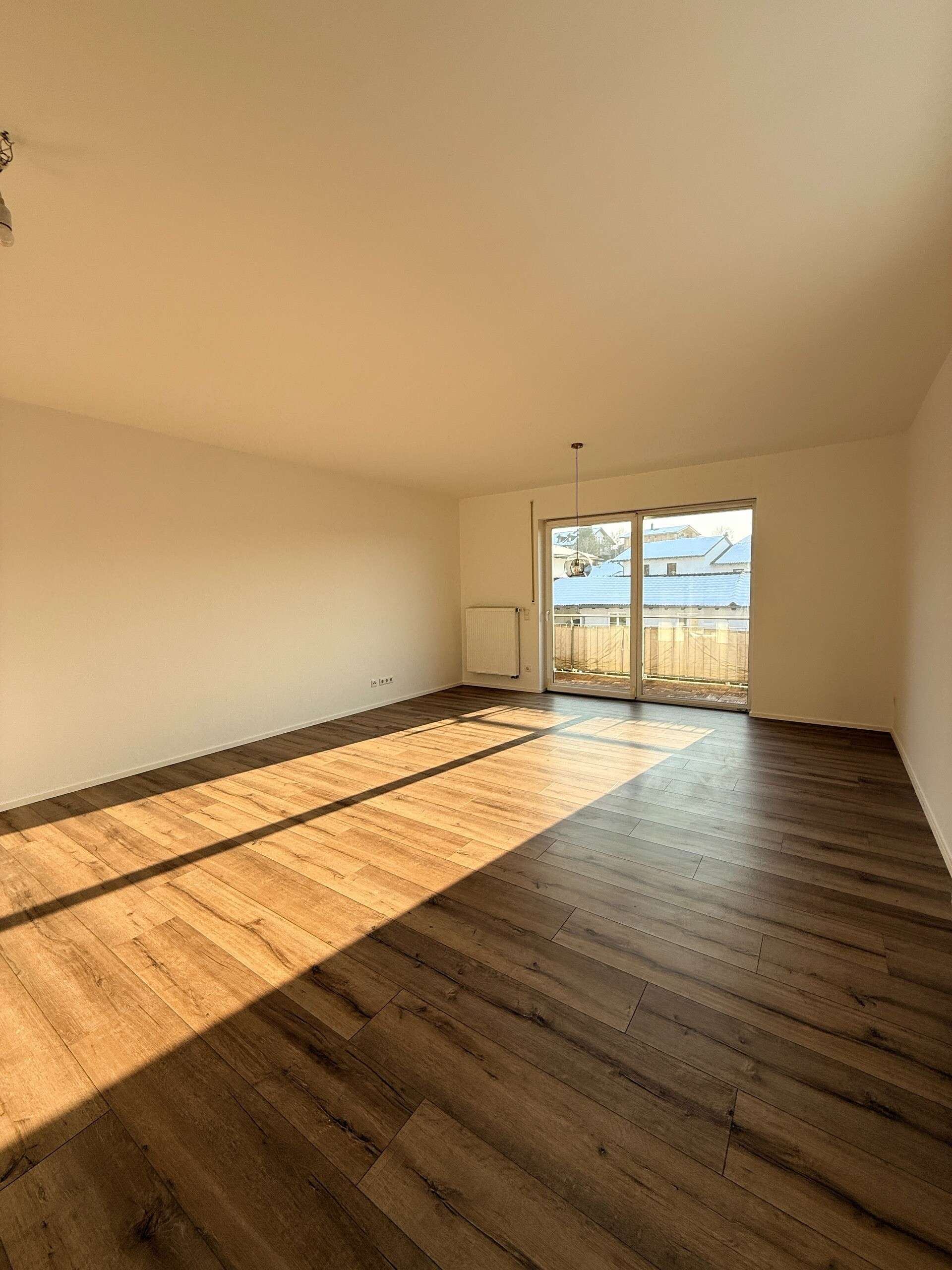 Moderne 2-Zimmer-Wohnung mit Balkon, Garage und Stellplatz in gepflegtem Haus (BJ 2014) – Immobilie in Tiefenbach