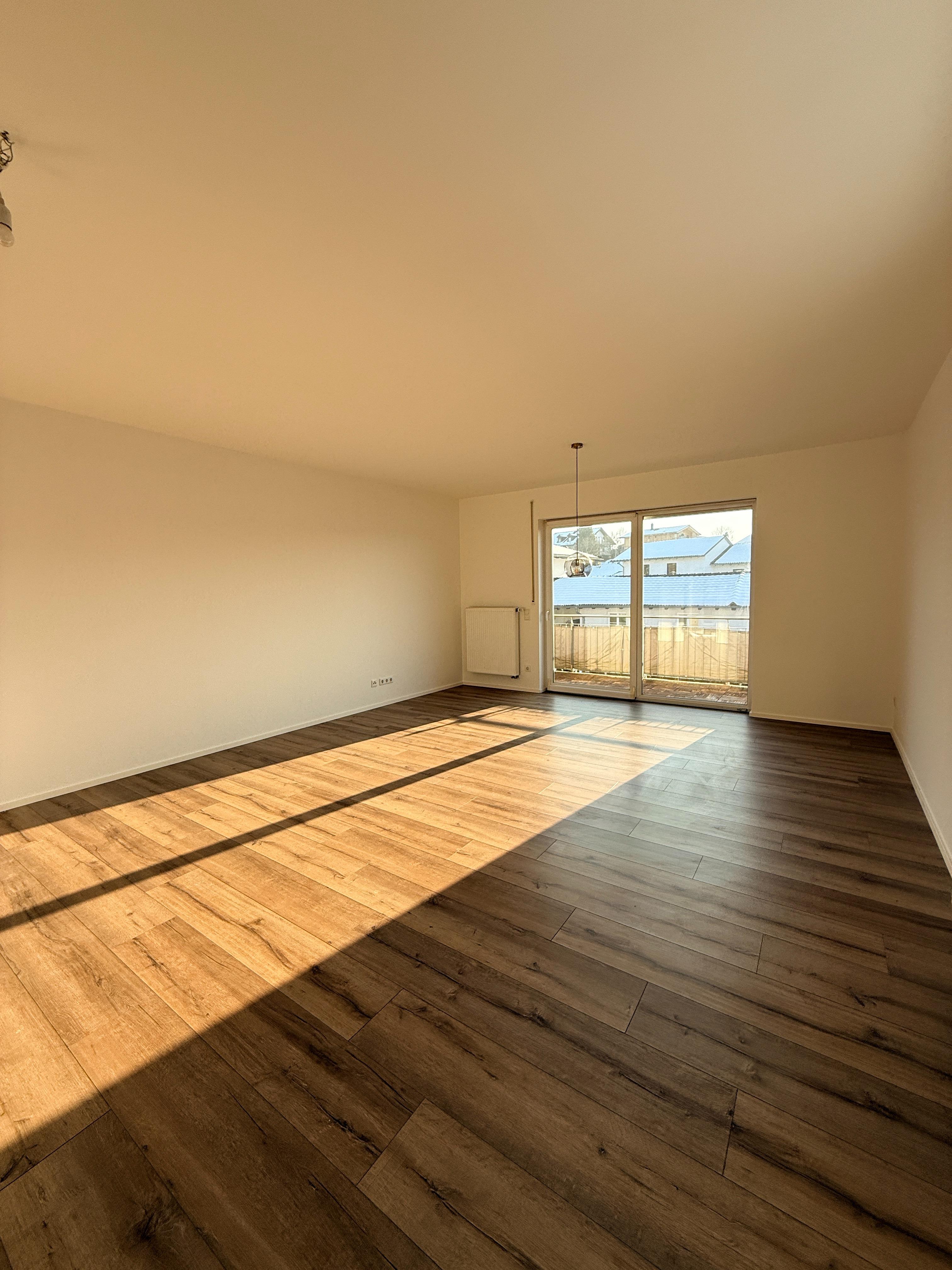 Moderne 2-Zimmer-Wohnung mit Balkon, Garage und Stellplatz in gepflegtem Haus (BJ 2014)