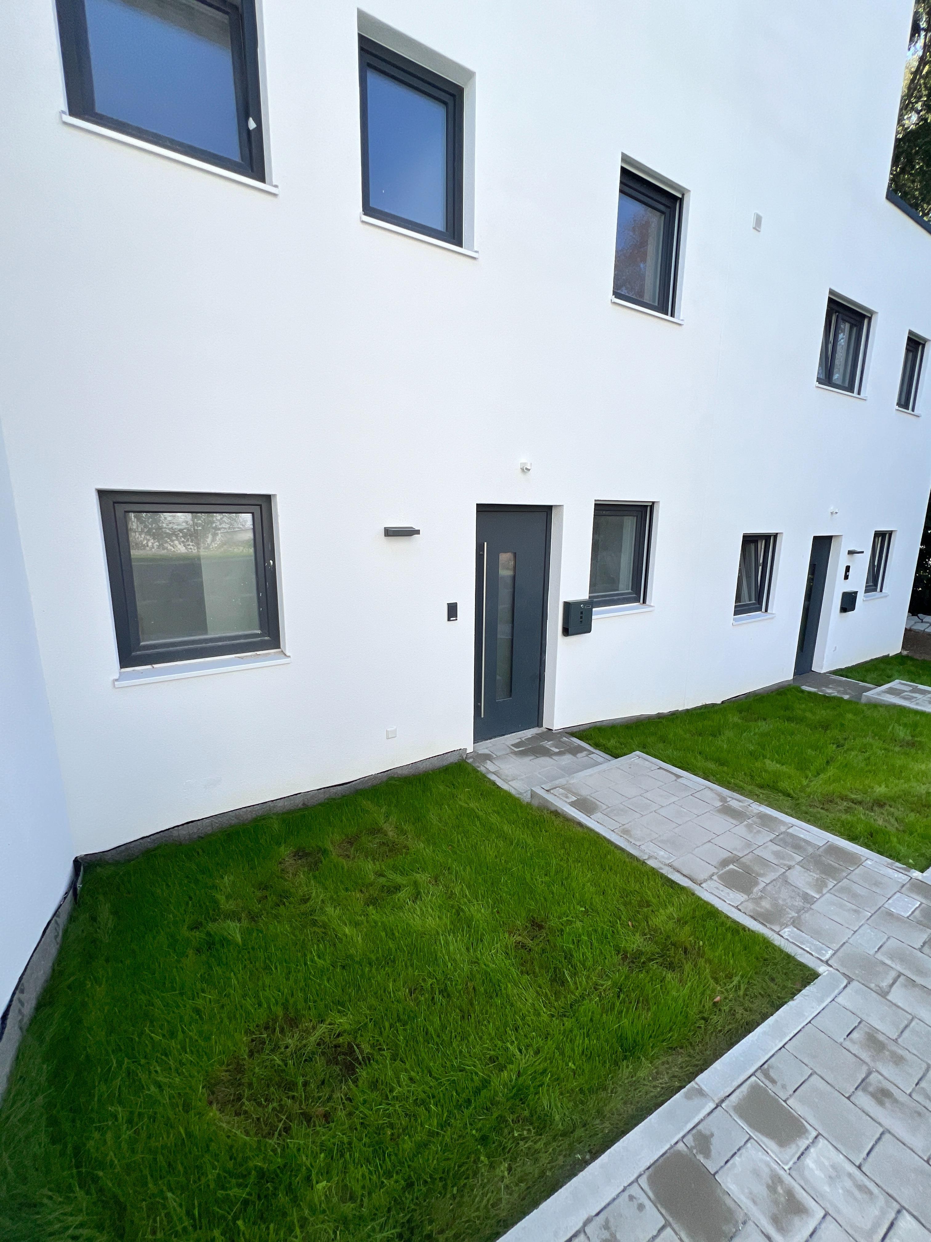 Moderne Mietwohnung auf zwei Ebenen mit Garten und Garage