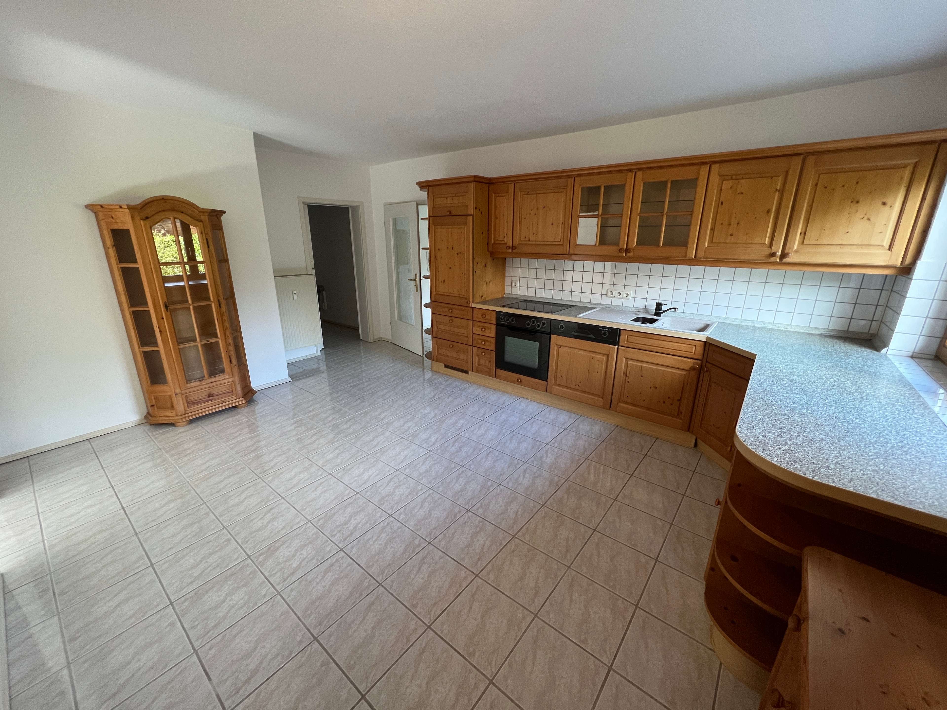 Helle 2 Zimmer Dachgeschosswohnung mit großzügigem Balkon ab sofort zu vermieten
