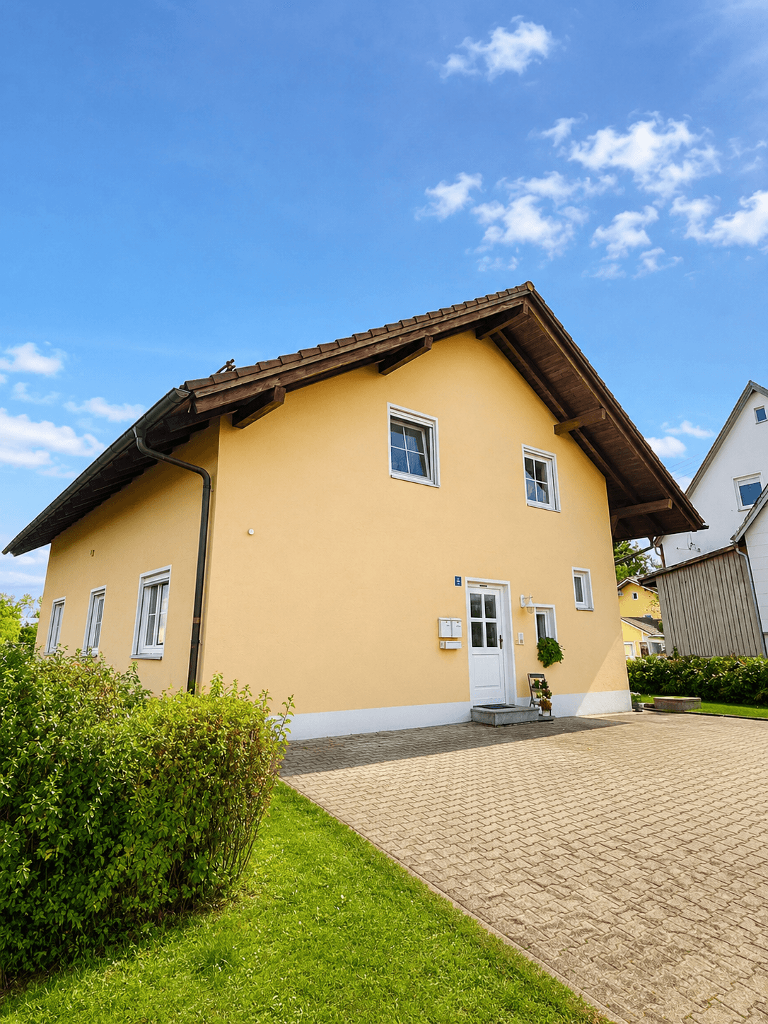 Ruhig wohnen: Dachgeschosswohnung mit Balkon, Garten und Stellplatz – Wohnungen in Hutthurm