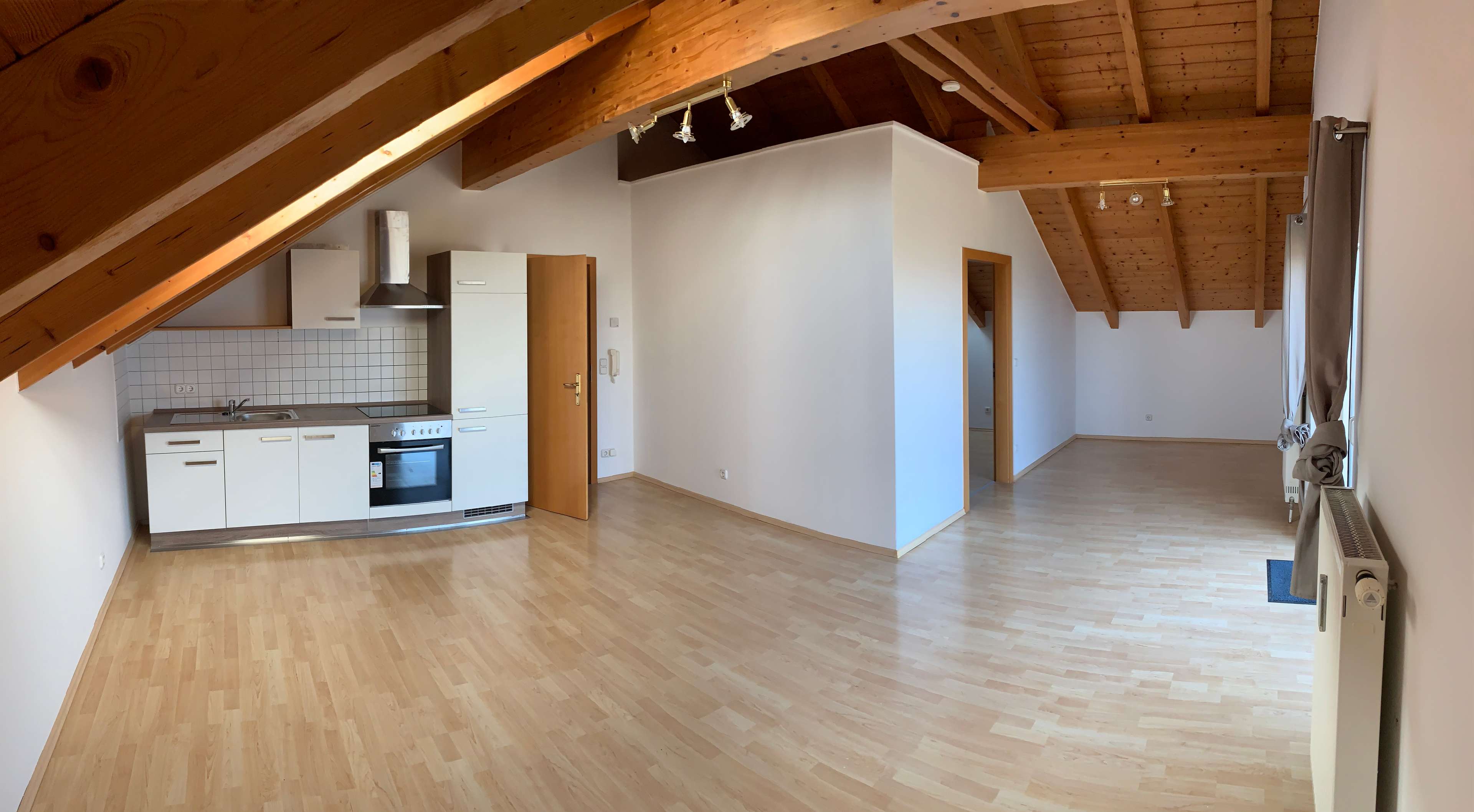 wunderschöne Dachgeschosswohung mit Sichtdachstuhl und Balkon