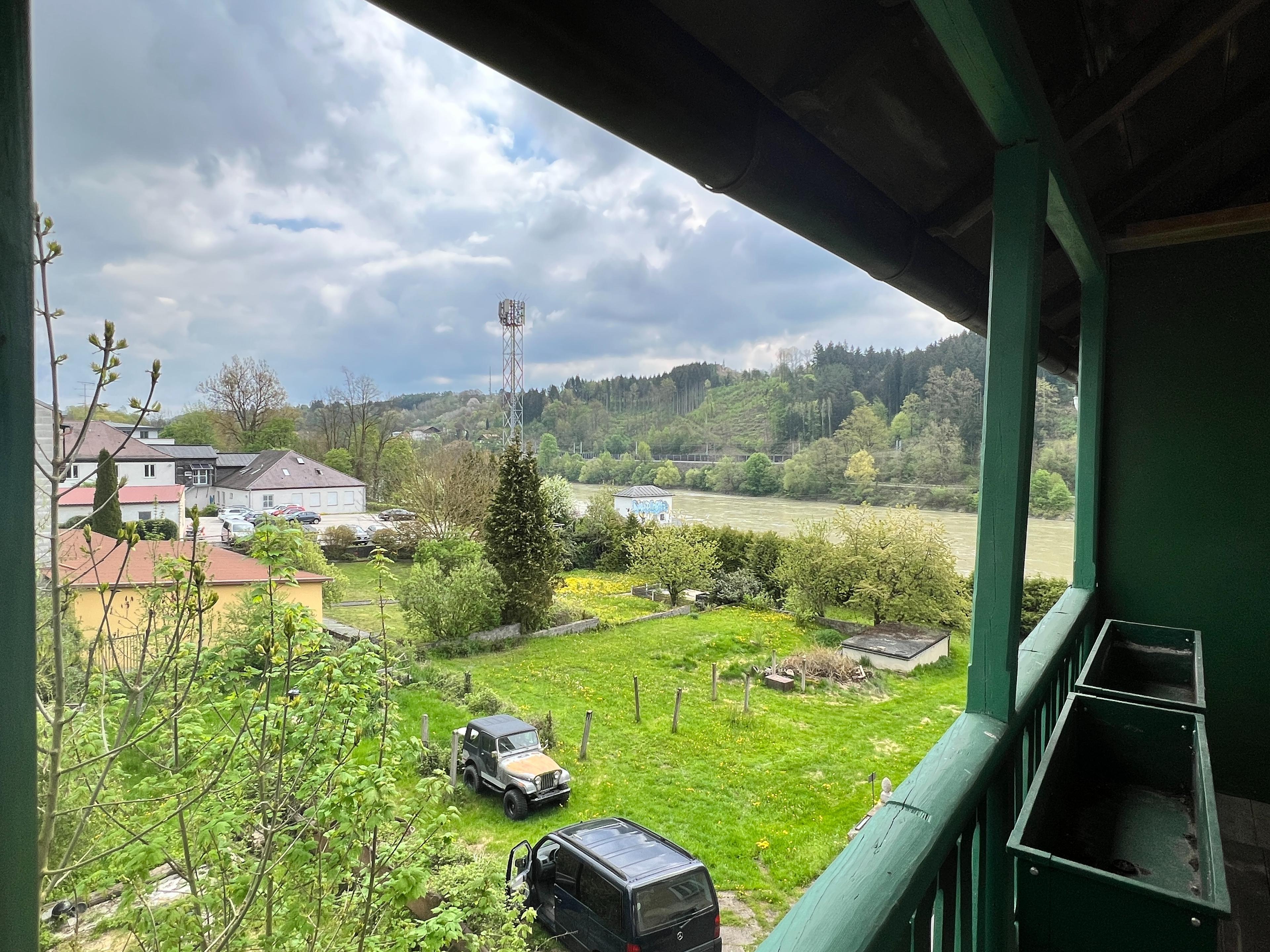 2-Zimmer-Altbauwohnung mit Balkon und Innblick in Uninähe